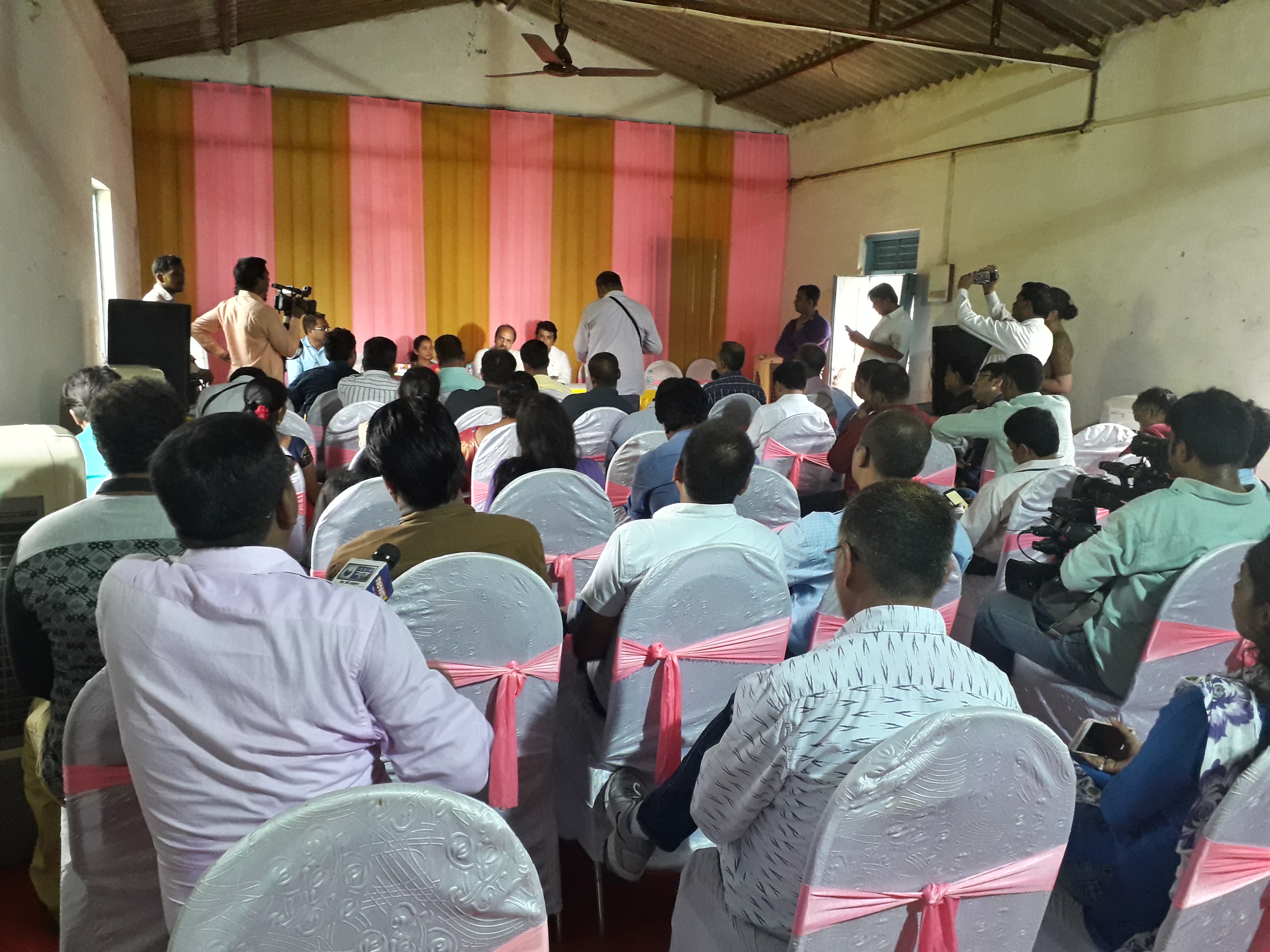 પાલઘરમાં શાળાના પુસ્તકોનું વિતરણ